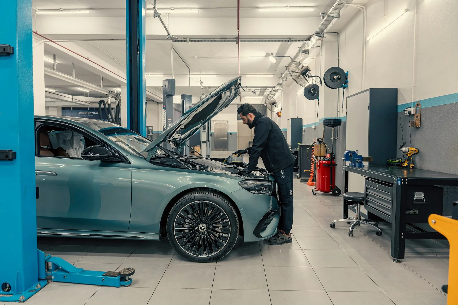 Mécanicien travaillant sur un moteur dans un véritable atelier